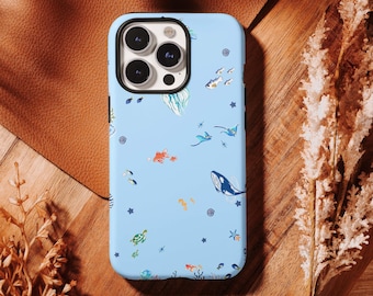 Funda azul claro con diseño de animales marinos: ballena, medusa, tortuga y peces costeros. Compatible con iPhone 17, 16, 15, 14, 13, 12, 11 Pro Max y Samsung S25, S24, S23 y S22 Ultra.