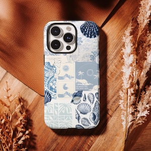 Puede incluir: Una funda de teléfono con un diseño de collage con conchas marinas, palmeras e ilustraciones con temática oceánica en tonos azules y blancos. La funda tiene un acabado brillante e incluye el texto "GO WHERE YOU FEEL MOST ALIVE".