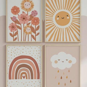 Könnte beinhalten: Vier gerahmte Kunstdrucke mit verspielten Illustrationen. Sie zeigen ein Blumenarrangement mit lächelnden Gesichtern, eine lächelnde Sonne, einen Regenbogen mit Herz und eine lächelnde Wolke mit Regentropfen. Die Rahmen sind aus hellem Holz.