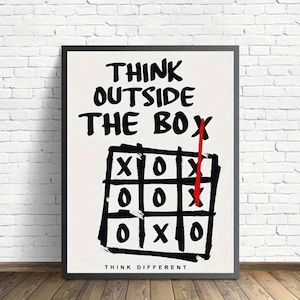 Może przedstawiać: Czarna oprawiona grafika ścienna z napisem "THINK OUTSIDE THE BOX" nad grą w kółko i krzyżyk. Gra ma X i O, z czerwoną linią przecinającą ją. Słowa "THINK DIFFERENT" znajdują się na dole.