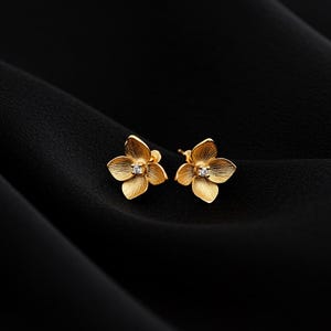Blumen Ohrstecker | 925 Sterlingsilber Vergoldet | Zierliche Blumenohrringe mit Edelstein | Von der Natur inspirierter Schmuck