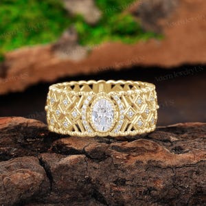 Retro Oval Moissanite Engagement Ring: 14K Gold Antique Style