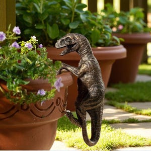 Statue de jardin dinosaure grimpant | Figurine amusante de raptor en résine pour jardinière | Décoration de jardin extérieure unique | Petit ornement cadeau dinosaure