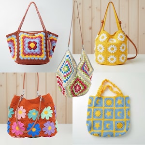 Op de afbeelding: Vijf handgemaakte gehaakte tassen in verschillende stijlen en kleuren. Eén is bruin met een kleurrijk vierkant patroon, een andere is geel met madeliefmotieven en een derde is oranje met bloemenapplicaties. De andere twee tassen hebben geometrische patronen.