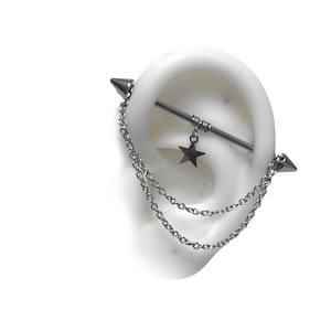 Industrial Piercing Schmuck mit Stern und Ketten, Enden mit Spikes (m66 Kette)