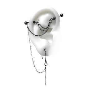Piercing industriel avec chaînes noires (chaîne extra fine m44)