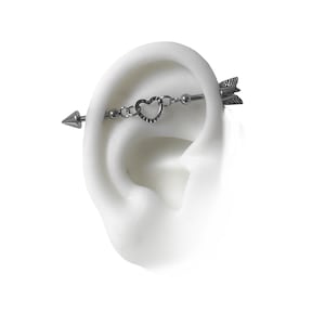 Industriële piercing met hart op pijl, 14 gauge kraakbeenstaven (coeur texture)