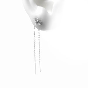 Puede incluir: Pendientes de estrella colgantes de plata con una cadena delicada y una barra fina que cuelga de la parte inferior.