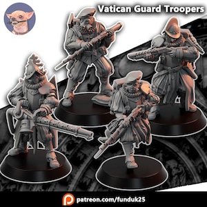 以下が含まれることがあります： Vatican Guard Troopersと題された4体の灰色のミニチュア兵士フィギュア。各フィギュアはガスマスク、ラフカラー、鎧を着用し、長いライフルを携えています。それらは円形の黒い台座の上に立っており、詳細なユニフォームが特徴です。