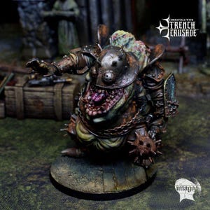 Op de afbeelding: Een geschilderd miniatuurfiguur van een grotesk, gepantserd wezen met een brede, tandige muil, een metalen helm met stekels en een knots met stekels. Het figuur heeft verweerde bruine en groene tinten, kettingen en de tekst COMPATIBLE WITH TRENCH CRUSADE.