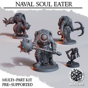 Könnte beinhalten: Ein Set aus vier grauen Miniaturfiguren aus Kunstharz mit der Aufschrift NAVAL SOUL EATER. Das Set enthält drei gepanzerte Figuren in Taucheranzügen mit Stachelkeulen und einem Haken sowie eine kleinere Figur, die eine Klinge in der Hand hält.