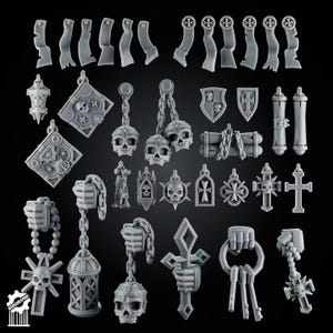 Könnte beinhalten: Eine Sammlung grauer Miniatur-Kunststoffbauteile, darunter verschiedene Totenköpfe, Ketten, Kreuze, Schilde, Laternen, Bücher, Schriftrollen und Hände, die Zubehör halten. Diese detaillierten Spielteile weisen gotische Motive auf.