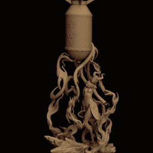 Puede incluir: Una taza de cerámica blanca con un asa negra y el texto "But First, Coffee" en un estilo manuscrito. La taza está sobre una superficie blanca. La taza mide aproximadamente 10 cm de alto.