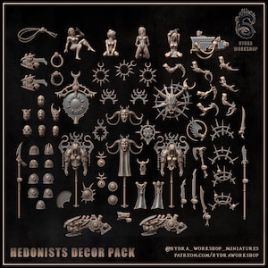 Op de afbeelding: Een verzameling miniatuurharscomponenten, waaronder figuren, wapens, pantseronderdelen en decoratieve emblemen. De set bevat diverse hoofden, schouderstukken, zwaarden, speren en banieren met gedetailleerde afwerking. Tekst leest HEDONISTS DECOR PACK.