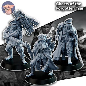 Könnte beinhalten: Drei graue Miniaturfiguren von Soldaten, jeweils auf einem schwarzen Sockel. Eine Figur trägt ein Kreuz mit kyrillischem Text. Die Figuren stammen aus der "Ghosts of the Forgotten Tsar"-Kollektion. Der Hintergrund ist ein verschwommenes Bild eines Mannes.