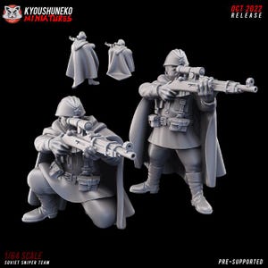 以下が含まれることがあります： グレーの1/64スケールのソビエト狙撃兵チームのミニチュアのコレクション。フィギュアはライフルとケープでポーズをとっています。画像には「KYOUSUNEKO MINIATURES」と「OCT 2022 RELEASE」の文字が含まれています。「1/64 SCALE SOVIET SNIPER TEAM」の文字も表示されています。