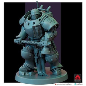 Peut inclure: Figurine miniature grise d'un guerrier lourdement armé, tenant un grand marteau. La figurine a un casque avec une croix et un emblème de poitrine avec une image religieuse. La figurine est sur une base circulaire.