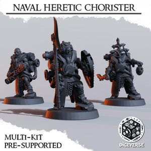 Può includere: Sono esposte tre miniature grigie del "Naval Heretic Chorister". Le figure sono dettagliate con armature, armi ed elementi meccanici. È visibile anche il testo "Multi-Kit Pre-Supported" e "Diceverse".