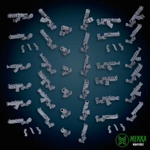 Könnte beinhalten: Eine Sammlung grauer Miniatur-Roboterarme und verschiedener Schusswaffenaufsätze, die in einem Raster angeordnet sind. Das Set enthält mehrere mechanische Hände, gewehrartige Waffen mit perforierten Läufen und kleine Bauteile mit dem Mekka Miniatures Logo.