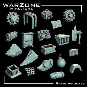 Può includere: Una collezione di miniature da gioco in resina azzurro chiaro etichettate WARZONE MINIATURE e PRE-SUPPORTED. Il set include vari componenti industriali come un portello circolare, un terminale informatico, una bomba, una cassa e ingranaggi.