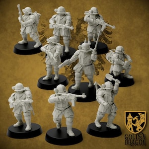 Op de afbeelding: Een verzameling miniatuurbeeldjes van soldaten in harnas, elk geposeerd met wapens en uitrusting. De figuren zijn lichtgrijs en gemonteerd op zwarte bases. Het Golden Dragon Games-logo staat rechtsonder.