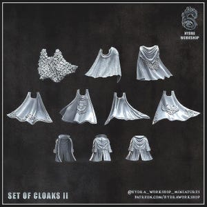 Könnte beinhalten: Ein Set aus zehn Miniatur-Umhängen und Mänteln aus grauem Harz für Tabletop-Spielfiguren. Die Auswahl umfasst verschiedene Designs mit Fell-, Schuppen- und Kettenhemd-Texturen sowie geprägten Wappen. Der Text lautet SET OF CLOAKS II.
