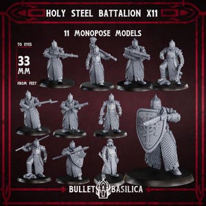 Puede incluir: Una colección de once figuras en miniatura grises, cada una representando a un soldado con armadura, con varias armas y poses. El texto "HOLY STEEL BATTALION X11" y "11 MONOPOSE MODELS" se muestran en la parte superior. Las figuras miden aproximadamente 3,3 cm de alto.