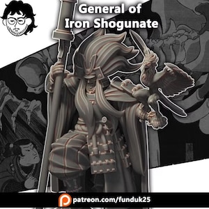 Op de afbeelding: Een grijs miniatuurfiguur van een krijger in traditioneel harnas, met een lange staf in de ene hand en een vogel op de andere. Het figuur heeft golvend haar en gelaagde gewaden. De tekst bovenaan luidt General of Iron Shogunate.