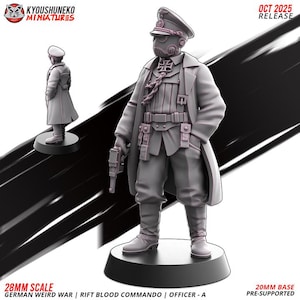 Könnte beinhalten: Graue Miniaturfigur eines deutschen Offiziers aus der Serie "German Weird War", der eine Pistole hält. Die Figur trägt einen langen Mantel, eine Mütze und eine Gasmaske. Die Basis ist 20 mm. Der Text lautet "OCT 2025 RELEASE".