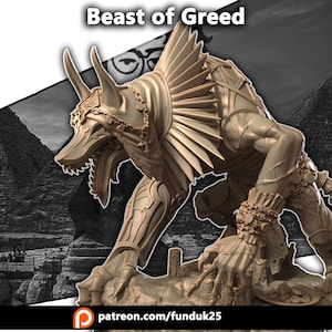 Può includere: Scultura dorata dettagliata di una bestia con testa di lupo, corna e armatura elaborata. Il testo "Beast of Greed" è in alto. La scultura è in posizione accovacciata, con uno sfondo di piramidi e un logo in basso.