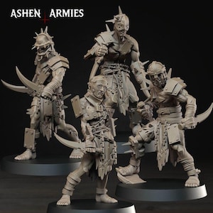 Può includere: Quattro figurine di guerrieri grigi con elmi a punta e armature, ognuna con una lama ricurva. Le figure sono poste su basi circolari nere. Il testo "ASHEN ARMIES" è nella parte superiore dell'immagine.