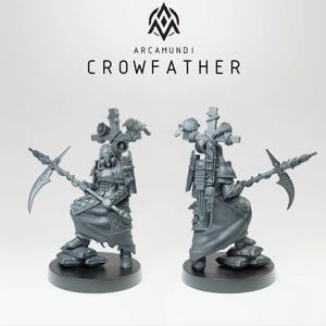 Op de afbeelding: Twee grijze miniatuurfiguren van een krijger, elk met een zeisachtig wapen. De figuren staan op zwarte bases, met ingewikkelde bepantsering en details. De tekst "ARCAMUNDI CROWFATHER" wordt boven de figuren weergegeven.