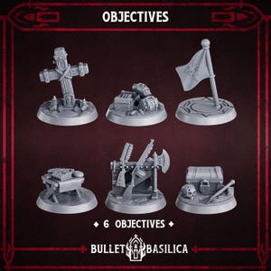 Puede incluir: Colección de seis objetivos de juego en miniatura, que incluyen una cruz, un cofre del tesoro, una bandera y armas. Se muestran los textos "OBJECTIVES" y "6 OBJECTIVES". También es visible el logotipo de "BULLET BASILICA".