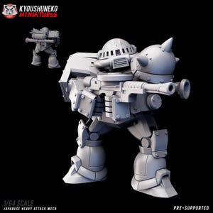 Może przedstawiać: Szara miniatura japońskiego ciężkiego mecha szturmowego w skali 1/64, wstępnie podparta. Robot ma dużą broń, kolczaste ramię i kopulastą głowę. Logo Kyoushuneko Miniatures znajduje się w lewym górnym rogu.