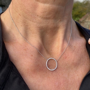 14K Gold Pave Moissanit Kreis Anhänger Halskette - Minimalistischer Stil
