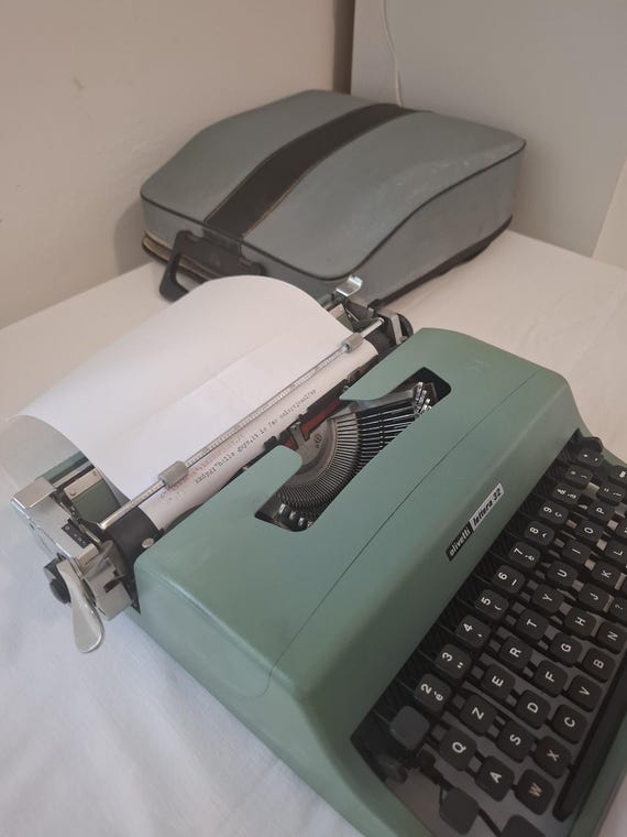 オリベッティ　レッテラ32 oliveti lettera32 オリベッティのタイプライター「レッテラ32」に夢中 – CAGUYA