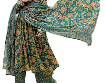 Completo etnico in cotone verde scuro con kurta e pantaloni, con dupatta, scollo a V e maniche a tre quarti.