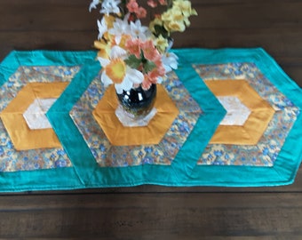 2 chemins de table Triangle Frenzy assortis - réversible