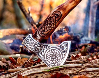 Hacha vikinga forjada a mano con grabado de nudo celta – Hacha nórdica decorativa para exhibición, coleccionistas o como regalo de cumpleaños.