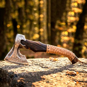 Hacha vikinga forjada a mano con grabado de nudo celta – Hacha nórdica decorativa para exhibición, coleccionistas o como regalo de cumpleaños.