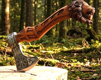 Hacha vikinga artesanal con mango de león / Hacha de camping de acero grabada (funda de cuero)