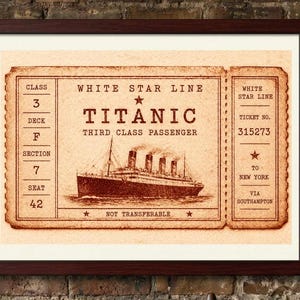 Könnte beinhalten: Gerahmter Vintage-Druck eines Titanic-Tickets. Das Ticket ist beige mit braunem Text und einer Zeichnung des Schiffes. Details sind "White Star Line", "Third Class Passenger" und das Ziel "New York".