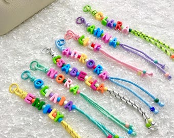 Porte-clés personnalisé avec nom et lettre, style minimaliste, breloques colorées pour sac à main style années 2000, accessoires de sac découpés, cadeau d'anniversaire