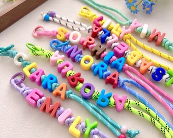 Gepersonaliseerde kleurrijke naam- en letterhangers voor aan je tas, minimalistische sleutelhangers op maat, schattige kralenhangers voor aan je tas als verjaardagscadeau, tashangers