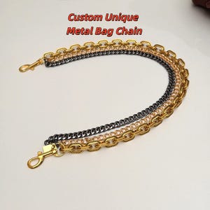 Puede incluir: Tres cadenas de metal para bolsos en tonos dorados, negros y dorados. Las cadenas están conectadas con cierres dorados. El texto de la imagen dice "Custom Unique Metal Bag Chain."