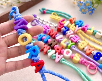 Gepersonaliseerde sleutelhanger met naamletter, minimalistische tashanger van touw, kleurrijke tashangers, gepersonaliseerde tashanger met kralen en naam als cadeau