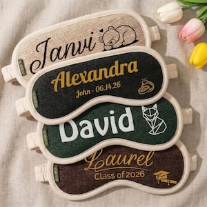 Pode incluir: Quatro máscaras de dormir personalizadas em várias cores, cada uma com um nome e design. As máscaras são bege, preto, verde e castanho, com acabamento branco e tiras elásticas. Os nomes estão em fonte cursiva.