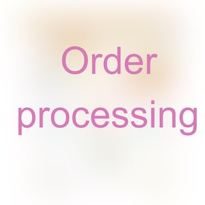 Puede incluir: Las palabras "Order processing" en una fuente rosa suave sobre un fondo borroso y de color claro. El texto está centrado, con "Order" encima de "processing".