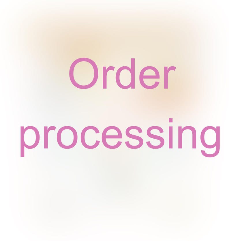 Puede incluir: Las palabras "Order processing" en una fuente rosa suave sobre un fondo borroso y de color claro. El texto est&aacute; centrado, con "Order" encima de "processing".