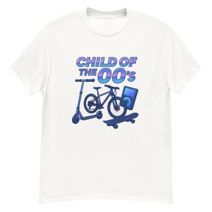 Pode incluir: Camiseta branca com um design gráfico com uma scooter, bicicleta, skate e leitor de MP3. O texto "CHILD OF THE 00's" é impresso acima das ilustrações em azul e roxo.